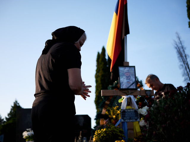 Луцьк. Валентина і Павло Петруки прийшли до могили сина, офіцера-розвідника 100-ої бригади тероборони Віталія Петрука